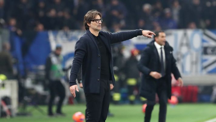 BERGAMO, ITALY - NOVEMBER 30: Paolo Vanoli, Head Coach of Fiorentina gestures during the Serie A match between Atalanta BC and ACF Fiorentina at Gewiss Stadium on November 30, 2025 in Bergamo, Italy. (Photo by Marco Luzzani/Getty Images) Repubblica: “Per Vanoli l’assetto a 4 è il vestito migliore per la Fiorentina” - immagine 1