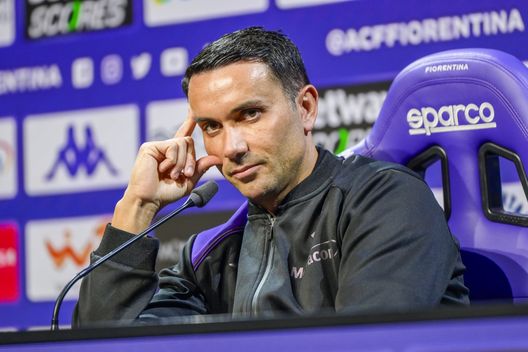 GERMOGLI PH: 11 GENNAIO 2025 BAGNO A RIPOLI AL MEDIA CENTER DEL VIOLA PARK SI E' TENUTA LA CONFERENZA STAMPA DELLA FIORENTINA IN VISTA DEL POSTICIPO DI CAMPIONATO CONTRO IL MONZA NELLA FOTO MISTER RAFFAELE PALLADINO Palladino Fiorentina