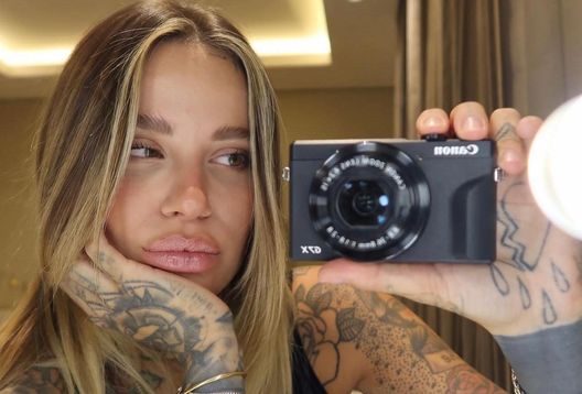 La compagna di Theo Hernandez risponde ai tifosi del Milan: “Mancano tante cose, un giorno…” - immagine 1