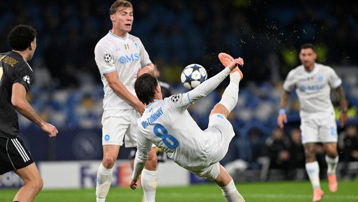 NAPLES, ITALY - NOVEMBER 25: Scott McTominay of SSC Napoli scores his side second goal during the UEFA Champions League 2025/26 League Phase MD5 match between SSC Napoli and Qarabag FK at Stadio Diego Armando Maradona on November 25, 2025 in Naples, Italy. (Photo by Francesco Pecoraro/Getty Images) McTominay, nessun centrocampista come lui dal suo esordio in Serie A in un dato - immagine 1