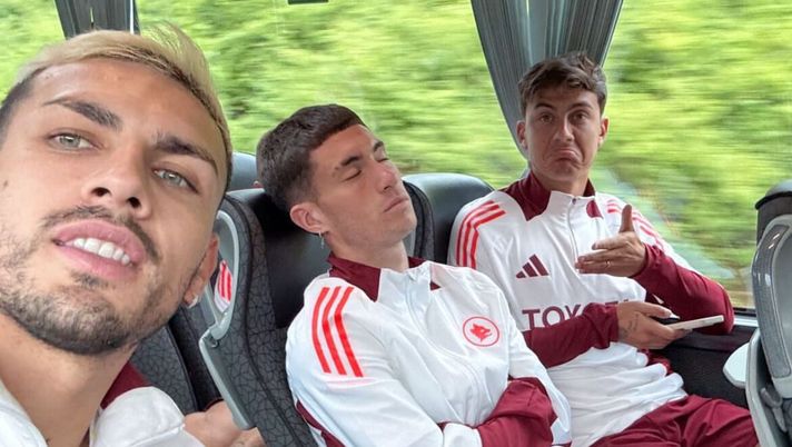 Soulé dorme sul bus, Paredes e Dybala lo prendono in giro sui social: “È stanco?” Soulé dorme sul bus, Paredes e Dybala lo prendono in giro sui social: “È stanco?” - immagine 1