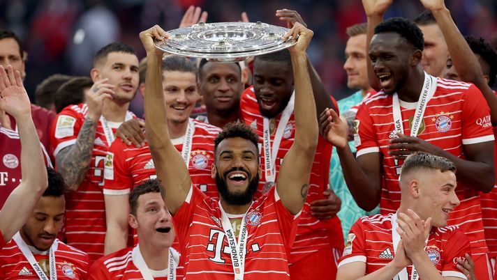 MUNICH, GERMANY - MAY 08: Eric Maxim Choup-Moting of FC Bayern Muenchen lifts The Bundesliga Meisterschale trophy following their sides finish as the Bundesliga champions during the Bundesliga match between FC Bayern München and VfB Stuttgart at Allianz Arena on May 08, 2022 in Munich, Germany. (Photo by Alexander Hassenstein/Getty Images) Da Balogun a Beto, Taremi e Choupo-Moting: Inter, chi sale e chi scende per l’attacco- immagine 2
