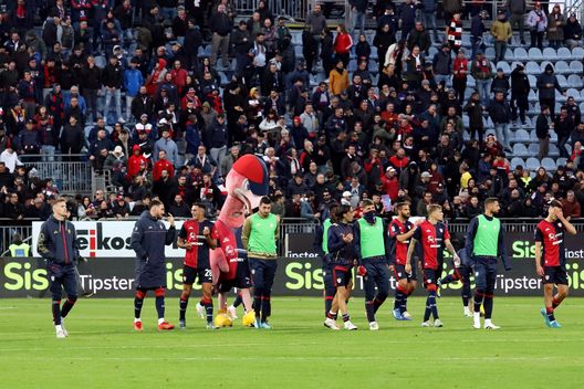 CAGLIARI, ITALIA - 14 DICEMBRE: i giocatori del Cagliari salutano i tifosi al termine della partita di Serie A tra Cagliari e Atalanta alla Sardegna Arena il 14 dicembre 2024 a Cagliari, Italia. (Foto di Enrico Locci/Getty Images) Cagliari, una salvezza solida firmata Nicola- immagine 2