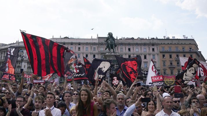 MILAN, ITALY - JUNE 14: A general view of the crowds at the Piazza Duomo during the funeral of Silvio Berlusconi on June 12, 2023 in Milan, Italy. Silvio Berlusconi, the former Italian Prime Minister who bounced back from a series of scandals, died on June 12, 2023 at age 86. His state funeral takes place on June 14, and a national day of mourning has been announced. The politician and businessman, at the time of his death, had the third largest fortune in Italy. According to media estimates, his net worth was between 6 and 7 billion dollars. (Photo by Pier Marco Tacca/Getty Images) Arrigo Sacchi: “Ecco cosa lascia Berlusconi al mondo del calcio” - immagine 1