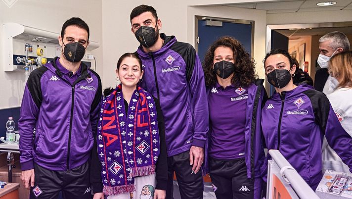 Giocatori e giocatrici viola consegnano regali ai bambini dell’ospedale di Prato - immagine 1