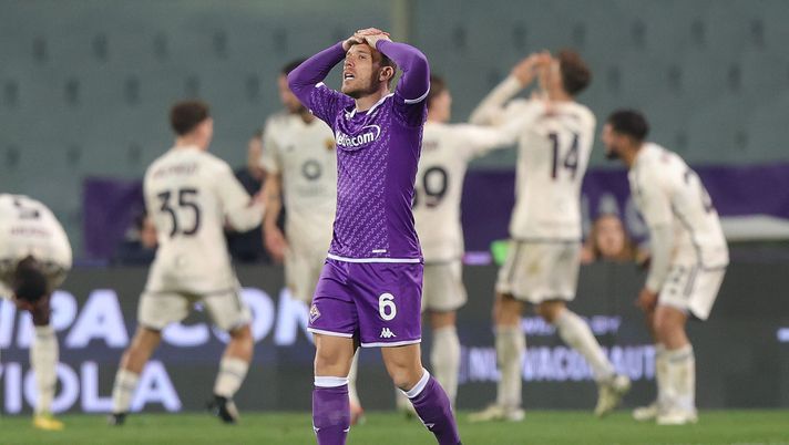 FLORENCE, ITALY - MARCH 10: Arthur Melo of ACF Fiorentina shows his dejection during the Serie A TIM match between ACF Fiorentina and AS Roma - Serie A TIM at Stadio Artemio Franchi on March 10, 2024 in Florence, Italy.(Photo by Gabriele Maltinti/Getty Images) Arthur al Napoli, un fattore ostacola il trasferimento: le ultime su Osimhen - immagine 1