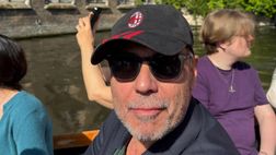 Andrea Vianello, il Ponte a Bruges: berretto rossonero e il Milan nel cuore