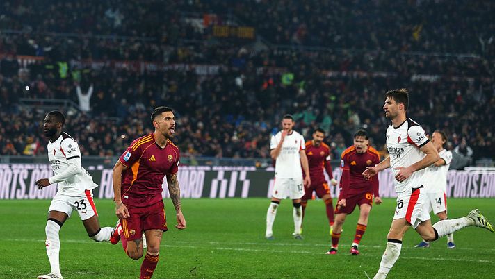ROME, ITALY - JANUARY 25: Lorenzo Pellegrini of AS Roma celebrates scoring his team's first goal from the penalty-spot during the Serie A match between AS Roma and AC Milan at Stadio Olimpico on January 25, 2026 in Rome, Italy. (Photo by Paolo Bruno/Getty Images) Milan squadra con più rigori contro in questa Serie A: ieri sera il settimo - immagine 1