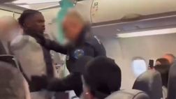 VIDEO – Omeonga shock, l’ex Genoa prelevato e picchiato dalla polizia