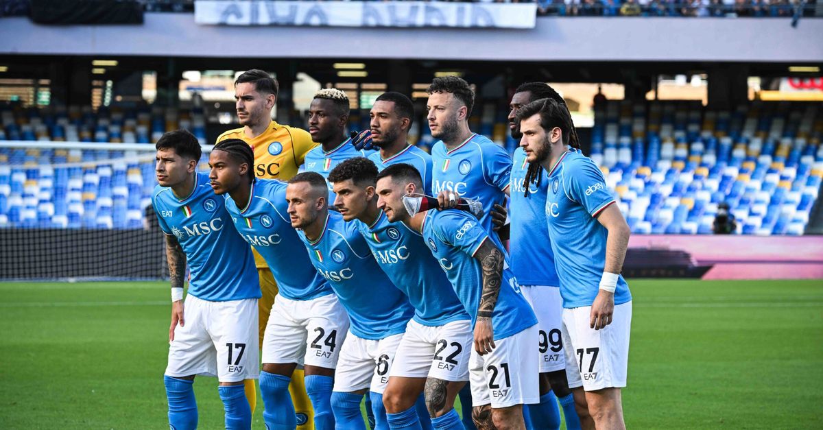 FOTO Il Napoli dice addio al logo tricolore, torna il classico stemma