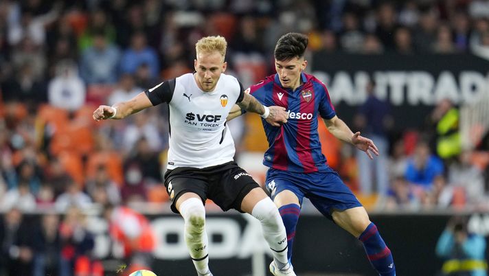 VALENCIA, SPAIN - APRIL 30: Uros Racic of Valencia CF battles for possession with Pepelu of Levante during the LaLiga Santander match between Valencia CF and Levante UD at Estadio Mestalla on April 30, 2022 in Valencia, Spain. (Photo by Aitor Alcalde/Getty Images) Valencia-Levante, la supremazia dei Che e la rivoluzione delle Granotes al centro del “Derbi del Turia” - immagine 1