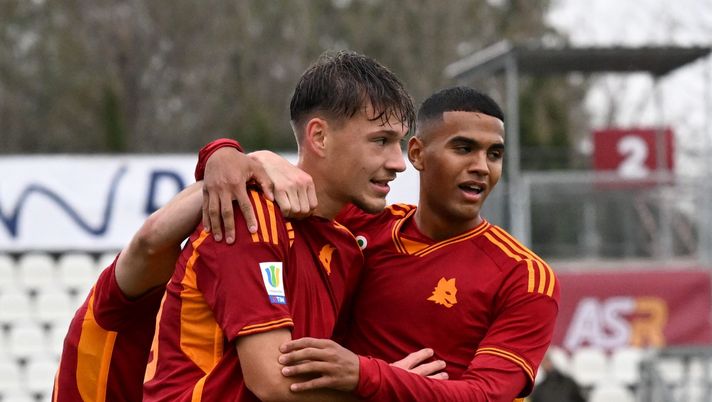 ROME, ITALY - DECEMBER 11: Luca Mlakar of AS Roma celebrates with teammate after scoring goal 2-1 during a Primavera 1 match between AS Roma and Atalanta at Stadio Tre Fontane on December 11, 2023 in Rome, Italy. (Photo by AS Roma/AS Roma via Getty Images) Primavera, Mlakar dice addio alla Roma: è ufficiale il passaggio al Domzale - immagine 1