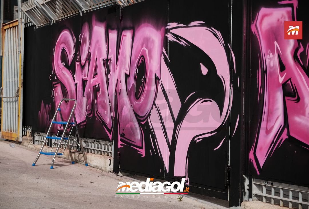 FOTO Palermo, le impronte rosa sul murales del ‘Renzo Barbera’ (Gallery) - immagine 3