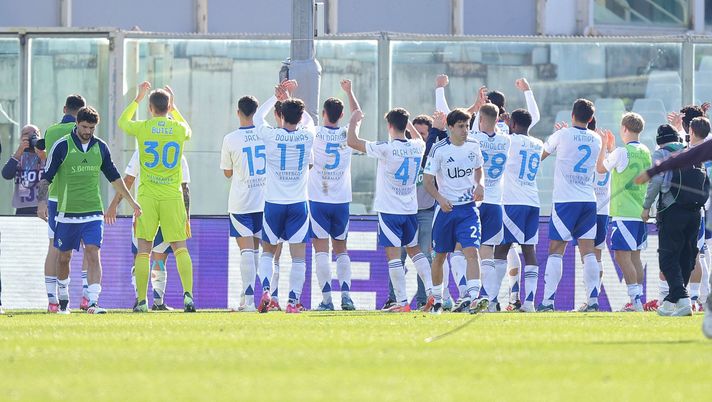 FLORENCE, ITALY - FEBRUARY 16: Players of Como Fc celebrate the victory after the Serie A match between Fiorentina and Como at Stadio Artemio Franchi on February 16, 2025 in Florence, Italy. (Photo by Gabriele Maltinti/Getty Images) como