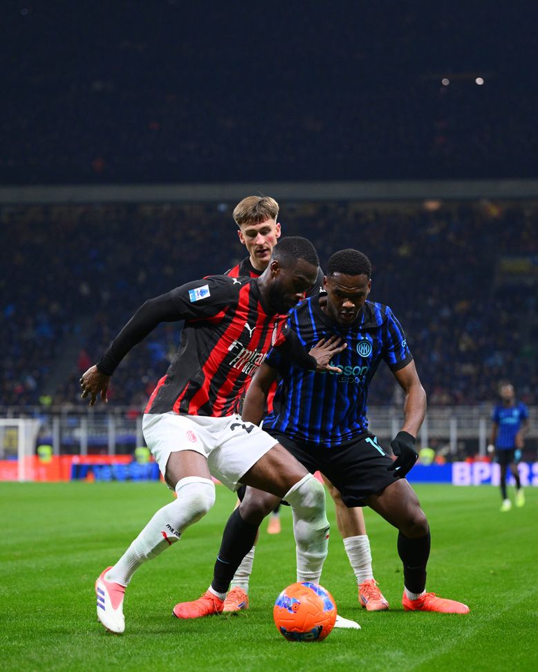 MILAN, ITALY - NOVEMBER 23: Ange-Yoan Bonny of FC Internazionale competes for the ball with Fikayo Tomori and Alexis Saelemakers of AC Milan during the Serie A match between FC Internazionale and AC Milan at Giuseppe Meazza Stadium on November 23, 2025 in Milan, Italy. (Photo by Mattia Pistoia - Inter/Inter via Getty Images) Inter, le ultime verso il Milan: Chivu ritrova un attaccante- immagine 2