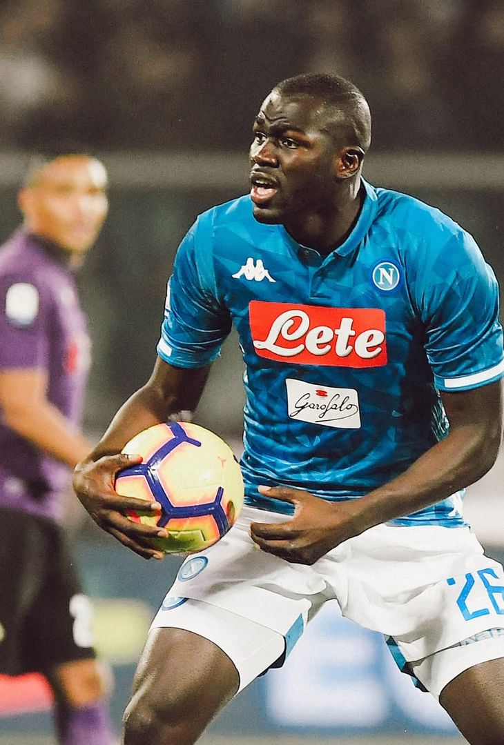 Poco più di 48 ore separano Fiorentina-Napoli dal suo fischio d'inizio. Valevole per la 3ª giornata di Serie A, la gara andrà in scena domani, sabato 13 settembre, alle 20:45. Nel frattempo, per smorzare l'attesa, l'account Instagram della società partenopea ha pubblicato un post composto da ben dieci fotografie, una per ogni battaglia che ha avuto per protagoniste, sotto i riflettori dello Stadio Artemio Franchi, la compagine gigliata e quella azzurra. Un viaggio che parte dalla stagione 2013/14 e che termina con lo scontro più recente: quello dell'annata 2024/25.