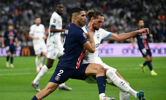 Adrien Rabiot con la maglia del Marsiglia in un contrasto di gioco con Hakimi. rabiot marsiglia
