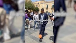 VIDEO / Renzi, che palleggi con il SuperTele: “Gli anni passano, ma il piedino c’è ancora”