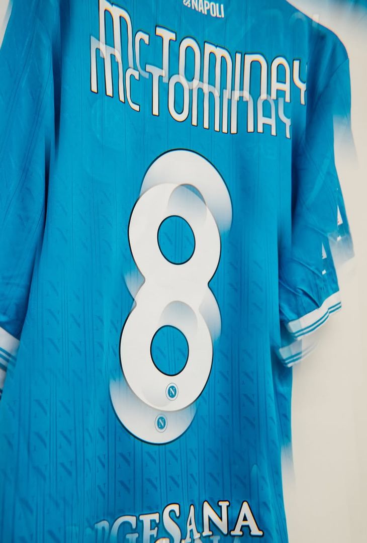 Sale l'attesa per il fischio d'inizio, fissato per le 18:00 odierne, di Napoli-Sassuolo, gara valevole per la 21ª giornata del campionato 2025/26 di Serie A. Per l'occasione, la squadra di mister Conte, come dimostra il seguente post pubblicato dalla società partenopea sul proprio account Instagram, scenderà in campo con indosso la maglia azzurra. Spunta, inoltre, un indizio per l'undici titolare '081': tra le foto compare la maglia di Antonio Vergara. È probabile, dunque, che a scendere in campo stasera come esterno alto a destra sia il prodotto del vivaio campano (a discapito di Noa Lang).