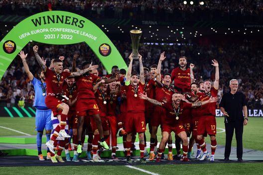 TIRANA, ALBANIA - MAY 25: Lorenzo Pellegrini of AS Roma lifts the UEFA Europa Conference League Trophy after their sides victory during the UEFA Conference League final match between AS Roma and Feyenoord at Arena Kombetare on May 25, 2022 in Tirana, Albania. (Photo by Alex Pantling/Getty Images) Mauro sulla Juventus in Conference: “Io perderei subito per uscire dalla coppa”- immagine 2