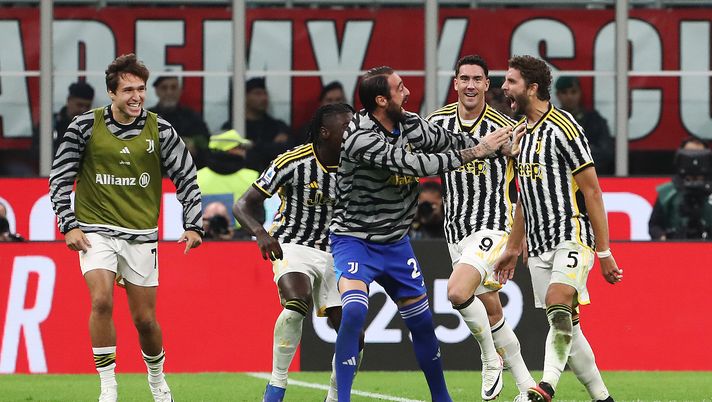 MILAN, ITALY - OCTOBER 22: Manuel Locatelli of Juventus celebrates after scoring the team's first goal during the Serie A TIM match between AC Milan and Juventus at Stadio Giuseppe Meazza on October 22, 2023 in Milan, Italy. (Photo by Marco Luzzani/Getty Images) Milan-Juve e il goal di Locatelli