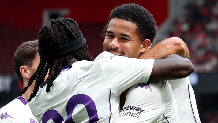 MANCHESTER, ENGLAND - AUGUST 09: Simon Sohm of Fiorentina celebrates with teammates after scoring the teams first goal during the pre-season friendly match between Manchester United and ACF Fiorentina at Old Trafford on August 09, 2025 in Manchester, England. (Photo by Matt McNulty/Getty Images) Pioli ha il suo gruppo, ma non basta: ecco le cose che devono migliorare - immagine 1