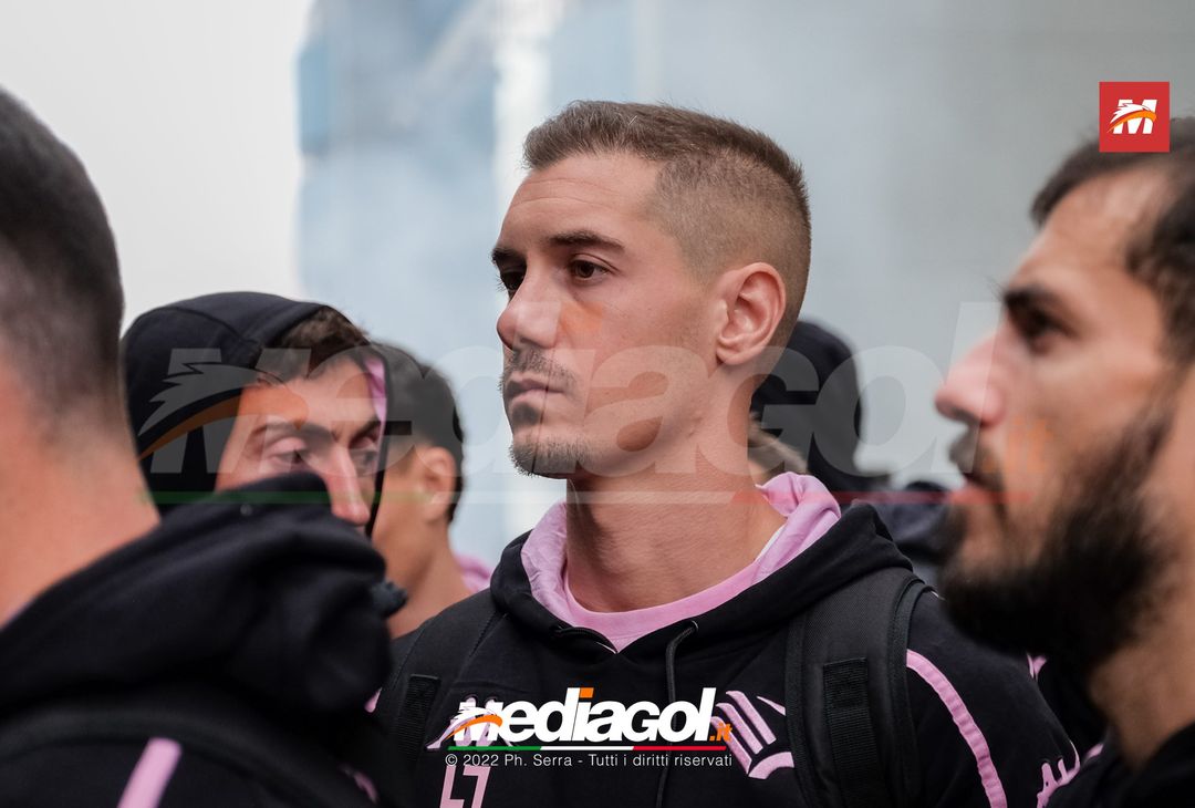 FOTO Palermo: la squadra verso Benevento. Cori e striscioni al “Barbera” (La Gallery) - immagine 31
