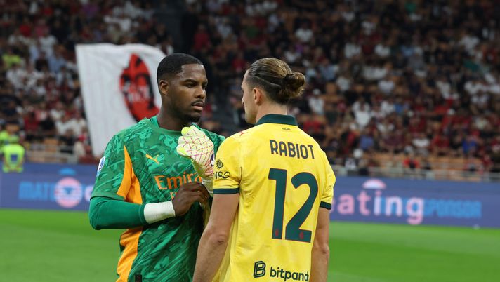 maignan-zoppica-stampelle-san-siro-milan-bologna-infortunio-polpaccio-condizioni-pavlovic-risentimento-flessore-recupero-ko-ultima-ora-aggiornamenti