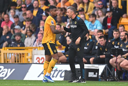 Mario Lemina (Wolverhampton) parla con il suo allenatore Gary O'Neil, dopo l'espulsione contro l'Aston Villa...(Photo by Michael Regan/Getty Images) Wolves e Villans, derby delle Midlands ad alta tensione: niente strette di mano alla fine…- immagine 2
