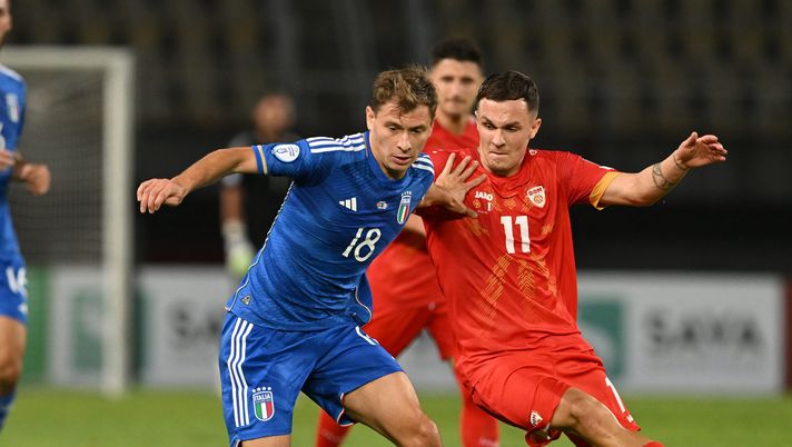 SKOPJE, MACEDONIA - SEPTEMBER 09: Nicolo Barella of Italy competes for the ball with Jani Atanasov of North Macedonia during the UEFA EURO 2024 European qualifier match between North Macedonia and Italy at National Arena Todor Proeski on September 09, 2023 in Skopje, Macedonia. (Photo by Claudio Villa/Getty Images) L’Italia si qualifica a Euro 2024 se: tutti i possibili scenari - immagine 1