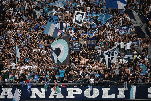 Tifosi durante il derby tra Napoli e Salernitana