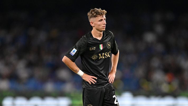 NAPLES, ITALY - SEPTEMBER 02: Jasper Lindstrom of SSC Napoli shows his disappointment during the Serie A TIM match between SSC Napoli and SS Lazio at Stadio Diego Armando Maradona on September 02, 2023 in Naples, Italy. (Photo by Francesco Pecoraro/Getty Images) Il Napoli lavora in uscita: Lindstrom e Hasa possono salutare – Sky - immagine 1