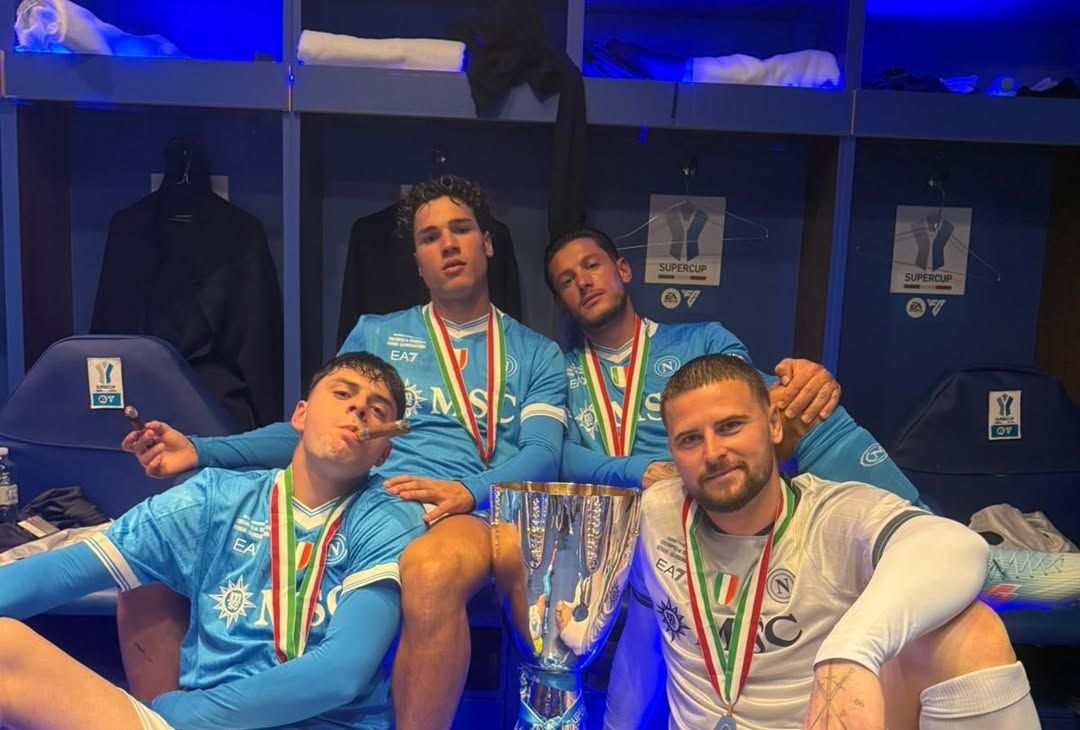 Coppa, sorrisi e sigari: gli azzurri festeggiano la Supercoppa! –  LE FOTO - immagine 15