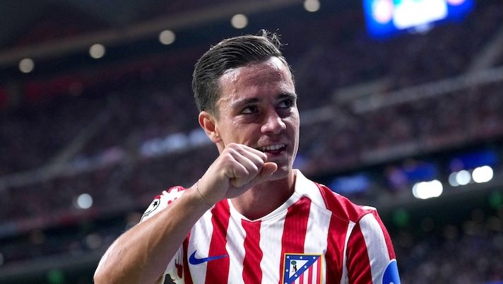 MADRID, SPAIN - SEPTEMBER 30: Giacomo Raspadori of Atletico de Madrid celebrates with the fans after being substituted off during the UEFA Champions League 2025/26 League Phase MD2 match between Atletico de Madrid and Eintracht Frankfurt at Estadio Metropolitano on September 30, 2025 in Madrid, Spain. (Photo by Aitor Alcalde/Getty Images) BREAKING – Raspadori, accordo a un passo tra Roma e Atletico Madrid! E lato giocatore… - immagine 1