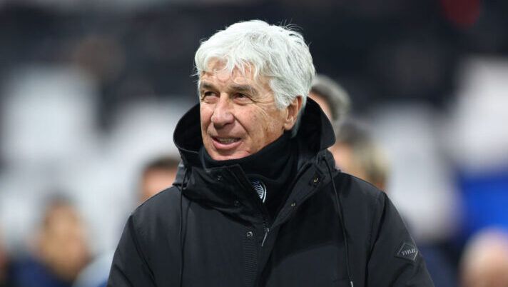 BERGAMO, ITALY - JANUARY 14: Gian Piero Gasperini Head Coach of Atalanta BC looks on prior to the Serie A match between Atalanta and Juventus at Gewiss Stadium on January 14, 2025 in Bergamo, Italy. (Photo by Francesco Scaccianoce/Getty Images) Gasperini: “Mai pensato allo Scudetto! Carnesecchi poco impegnato e zero sul mercato” - immagine 1