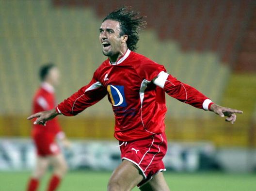 L'argentino Gabriel Batistuta dell'al-Arabi esulta dopo aver segnato un gol contro l'al-Sadd durante la partita del campionato qatariota allo stadio al-Rayan di Doha, il 29 febbraio 2004 Le estati movimentate del calcio italiano: il Caso Catania nel 2003- immagine 2