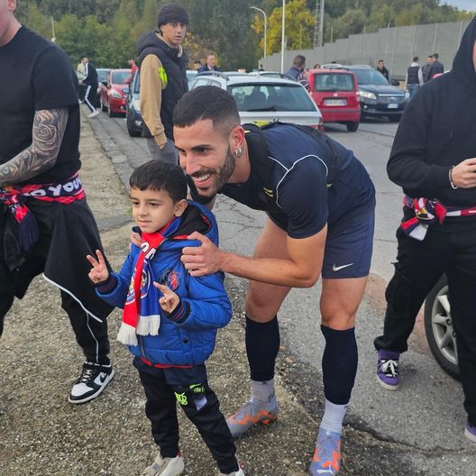 Foto dal profilo Facebook del Cosenza calcio Sold out catanzarese e fumogeni cosentini: derby sempre più vicino- immagine 2