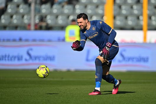 CREMONA, ITALY - MARCH 12: Salvatore Sirigu of ACF Fiorentina competes during the Serie A match between US Cremonese and ACF Fiorentina at Stadio Giovanni Zini on March 12, 2023 in Cremona, Italy. (Photo by Marco M. Mantovani/Getty Images) Sirigu non molla ed è pronto: si allena già con la nuova squadra- immagine 2