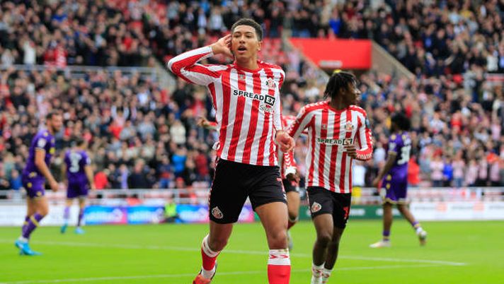 SUNDERLAND, ENGLAND - OCTOBER 26: Jobe Bellingham of Sunderland celebrates after he scores the opening goal during the Sky Bet Championship match between Sunderland AFC and Oxford United FC at Stadium of Light on October 26, 2024 in Sunderland, England. (Photo by |Martin Swinney/Sunderland AFC via Getty Images) Sheffield United- Sunderland, chi vince sale in Premier League. Ecco dove vedere la finale playoff - immagine 1