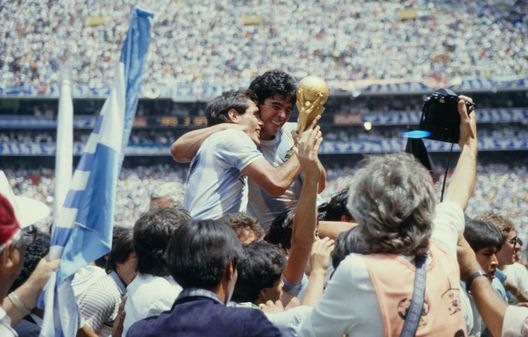 Maradona festeggia con l'Argentina. (Photo by Allsport/Getty Images/Hulton Archive)