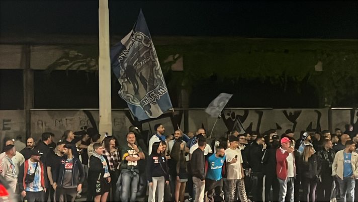 I calciatori del Napoli lasciano Capodichino in taxi, niente sfilata con il pullman - immagine 1