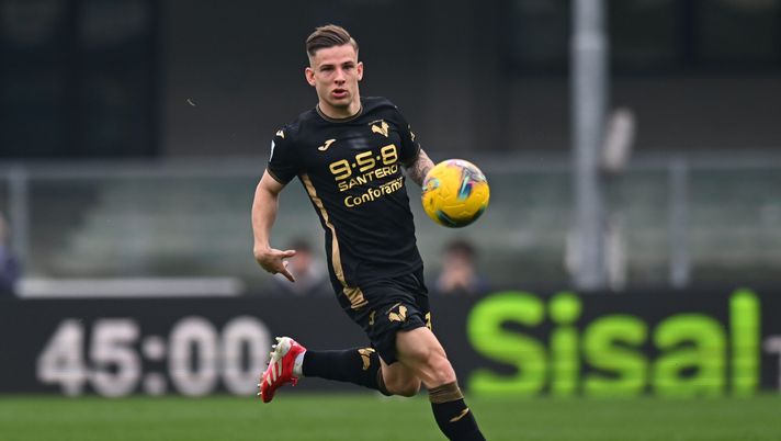 VERONA, ITALY - MARCH 09: Tomas Suslov of Hellas Verona during the Serie A match between Verona and Bologna at Stadio Marcantonio Bentegodi on March 09, 2025 in Verona, Italy. (Photo by Alessandro Sabattini/Getty Images) Suslov, rottura del legamento crociato: tegola per il Verona - immagine 1