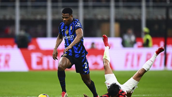MILAN, ITALY - FEBRUARY 02: Tijjani Reijnders of AC Milan competes for the ball with Denzel Dumfries of FC Internazionale during the Serie A match between AC Milan and FC Internazionale at Stadio Giuseppe Meazza on February 02, 2025 in Milan, Italy. (Photo by Mattia Pistoia - Inter/Inter via Getty Images) Dumfries