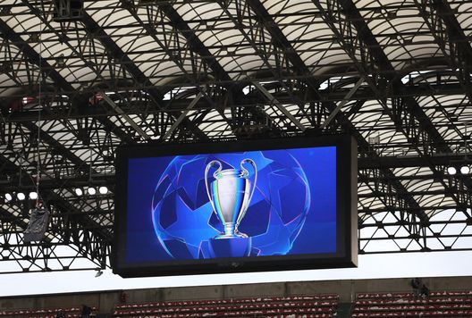 MILANO, ITALIA - 6 MAGGIO: Il trofeo della Champions League è visibile su uno schermo all'interno dello stadio prima della semifinale di ritorno della UEFA Champions League 2024/25 tra FC Internazionale Milano e FC Barcellona allo stadio Giuseppe Meazza, il 6 maggio 2025 a Milano, Italia. (Foto di Marco Luzzani/Getty Images) PSG-Inter