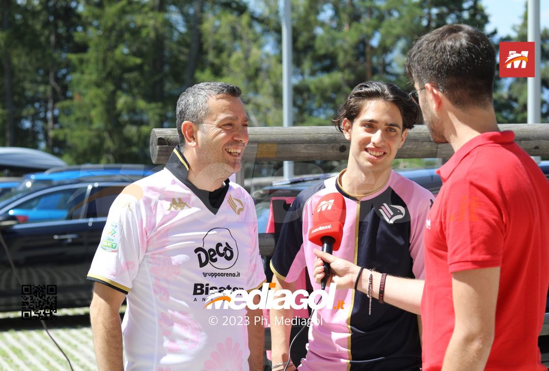 FOTO Palermo, tifosi rosanero accolgono la squadra di Corini in ritiro (GALLERY) - immagine 17