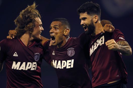 (Photo by Natacha Pisarenko - Pool/Getty Images) Lanús, il goleador José Sand si ritira: ecco quale sarà il suo nuovo ruolo- immagine 3