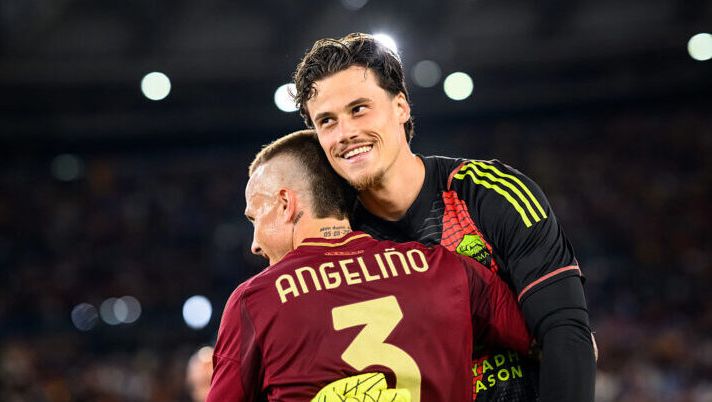 ROME, ITALY - MAY 18: AS Roma players Mile Svilar and Angelino after the Serie A match between AS Roma and AC Milan at Stadio Olimpico on May 18, 2025 in Rome, Italy. (Photo by Fabio Rossi/AS Roma via Getty Images) La divisione in fasce per i portieri: chi schierare e chi no per l’ultima giornata al fantacalcio- immagine 1