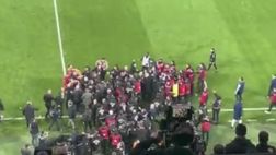 Fenerbahçe-Galatasaray, mega rissa tra le due squadre: in campo la polizia!
