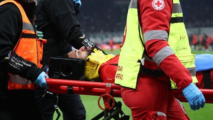 MILAN, ITALY - FEBRUARY 22: Ruben Loftus-Cheek of AC Milan leaves the pitch on a stretcher during the Serie A match between AC Milan and Parma Calcio 1913 at Giuseppe Meazza Stadium on February 22, 2026 in Milan, Italy. (Photo by Marco Luzzani/Getty Images) BREAKING – Milan, stop Loftus dopo un durissimo scontro: esce in barella, condizioni da valutare - immagine 1