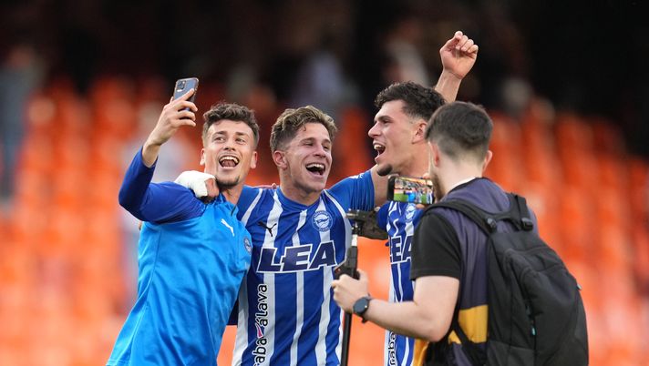 VALENCIA, SPAIN - MAY 05: Antonio Blanco, Giuliano Simeone and Javi Lopez of Deportivo Alaves celebrate following the team's victory during the LaLiga EA Sports match between Valencia CF and Deportivo Alaves at Estadio Mestalla on May 05, 2024 in Valencia, Spain. (Photo by Aitor Alcalde/Getty Images) Prestito oneroso con obbligo per Theate. Blanco, continuano i sondaggi - immagine 1